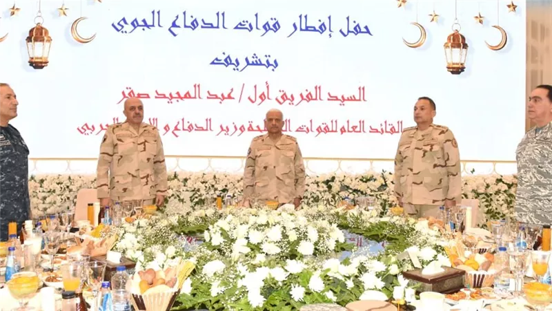 وزير الدفاع يشارك عددا من مقاتلي قوات الدفاع الجوي تناول وجبة الإفطار