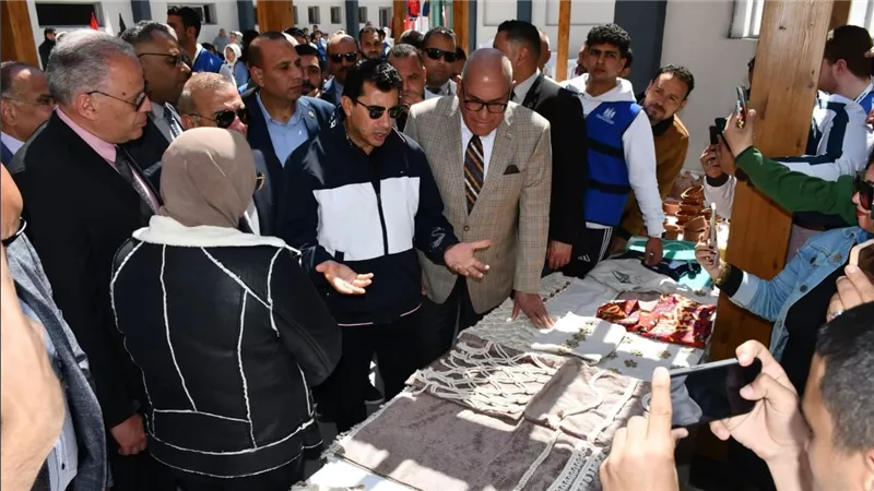 وزير الشباب والرياضة ورئيس الهيئة العربية للتصنيع يفتتحان مركز شباب 