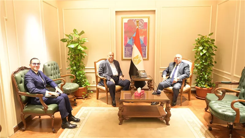 وزير الصناعة والنقل ووزير الاستثمار والتجارة الخارجية يبحثان مع رئيس غرفة القاهرة التجارية آليات النهوض بصناعة الحديد والصلب