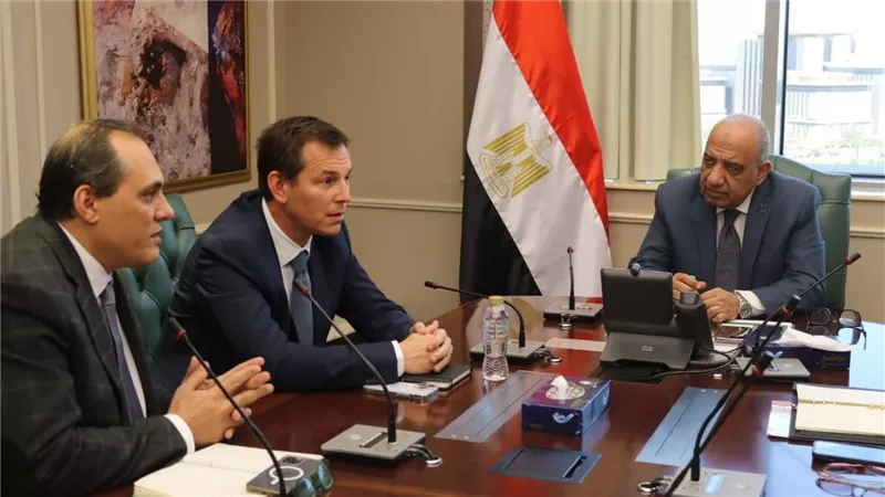 وزير الكهرباء يبحث مع شركة شنايدر إليكتريك التعاون فى مجالات خفض الفقد وتطوير مراكز التحكم وشبكات التوزيع