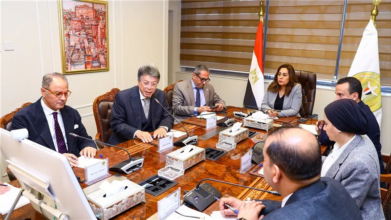 وزيرة التنمية المحلية تتابع مع عدد من المحافظين ومسئولى المتحدة للخدمات الإعلامية الاستعدادات الخاصة باحتفالية افتتاح المتحف المصرى الكبير