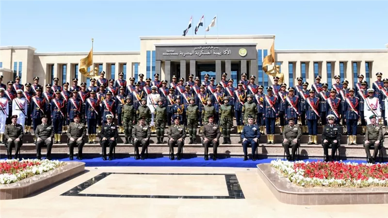 الفريق أول عبد المجيد صقر القائد العام للقوات المسلحة وزير الدفاع والإنتاج الحربى يشهد حفل إنتهاء فترة الإعداد العسكرى لطلبة الأكاديمية العسكرية المصرية والكليات العسكرية