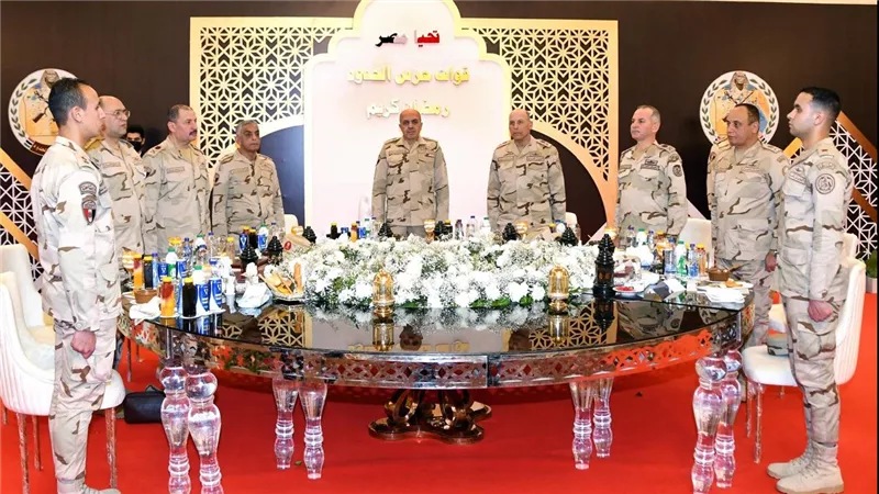 الفريق أحمد خليفة رئيس أركان حرب القوات المسلحة يشارك عدداً من مقاتلى قوات حرس الحدود والمدرعات تناول وجبة الإفطار
