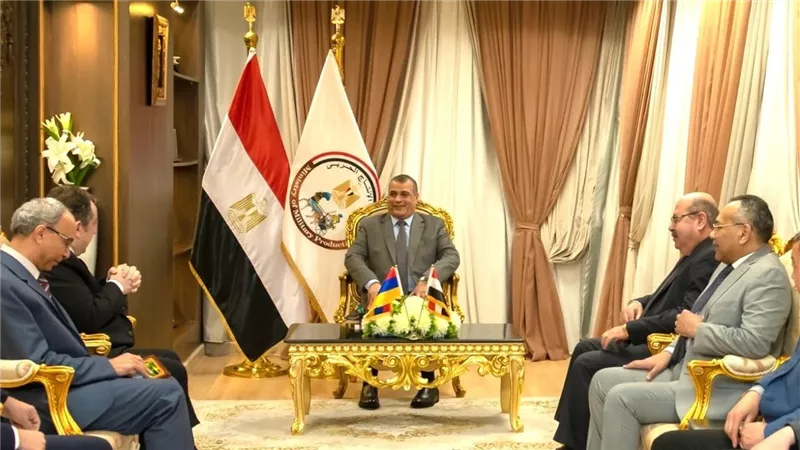 وزير الدولة للإنتاج الحربي يستقبل السفير الأرميني لبحث أوجه التعاون في مجالات التصنيع العسكري والمدني