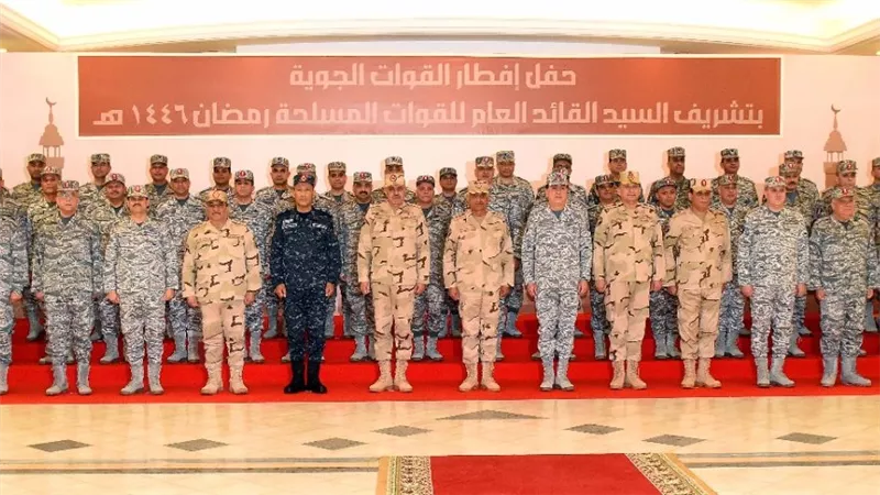 الفريق أول عبد المجيد صقر القائد العام للقوات المسلحة وزير الدفاع والإنتاج الحربى  يشارك مقاتلى القوات الجوية تناول وجبة الإفطار 