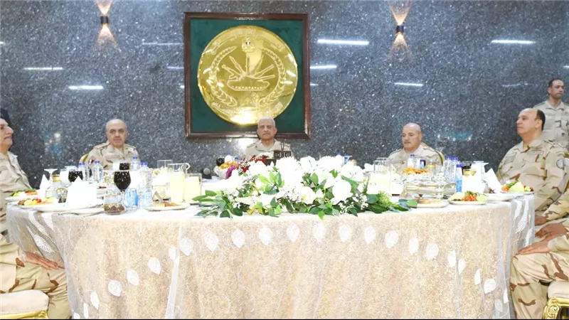 الفريق أول عبد المجيد صقر القائد العام للقوات المسلحة وزير الدفاع والإنتاج الحربى يشارك مقاتلى الجيش الثالث الميدانى وقوات شرق القناة لمكافحة الإرهاب تناول وجبة الإفطار