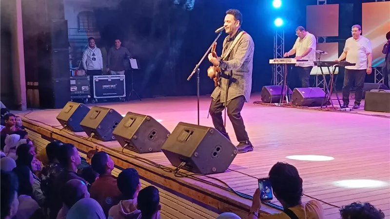 مصطفى قمر يتألق في حفل كامل العدد على مسرح محمد عبد الوهاب بالإسكندرية 