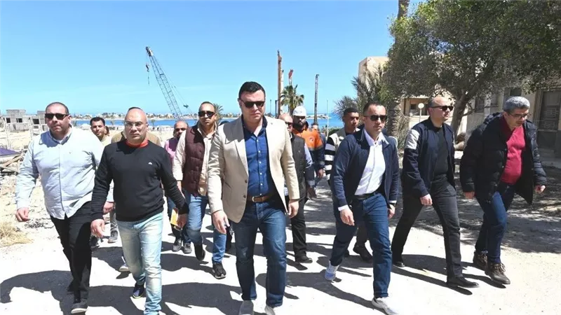 وزير الإسكان يتفقد أعمال رفع كفاءة طريق الازدواج وإنشاء سور منطقة الشانزلزيه والبوغاز الرئيسي