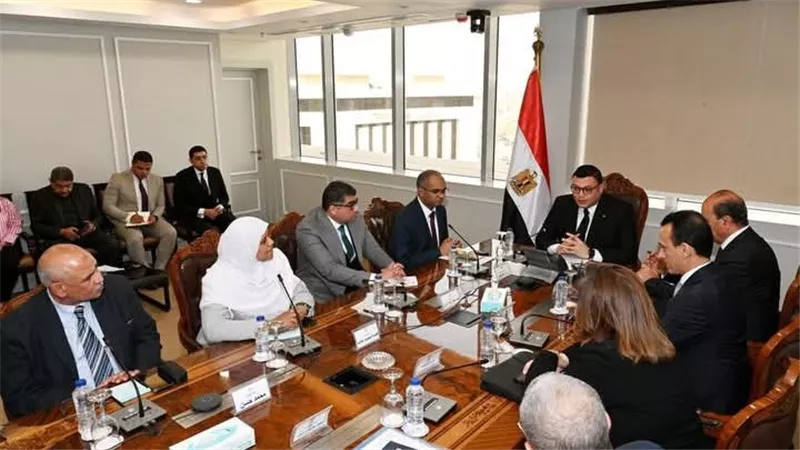 وزير الإسكان يعقد اجتماعًا موسعًا مع قيادات الجهات التابعة للوزارة لمتابعة ملفات العمل
