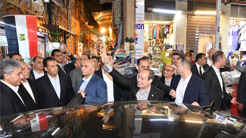 صور .. بعد جولته بخان الخليلي.. تأهب بجامعة القاهرة لاستقبال الرئيس الفرنسي إيمانويل ماكرون