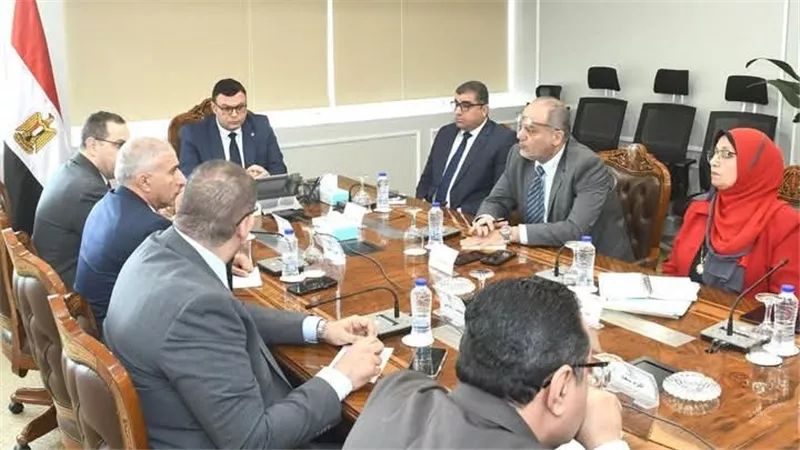 وزير الإسكان يتابع آليات طرح الأراضي والفرص الاستثمارية بالمدن الجديدة