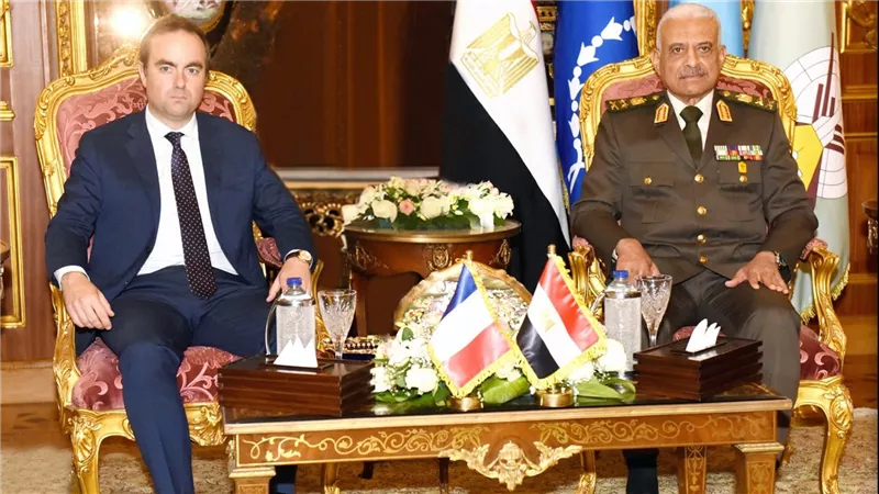 الفريق أول عبد المجيد صقر القائد العام للقوات المسلحة وزير الدفاع والإنتاج الحربى يلتقى وزير الجيوش الفرنسية
