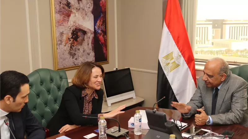 وزير الكهرباء يبحث مع وفد مجموعة 