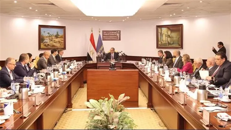 وزير الاتصالات يبحث مع وفد جمعية رجال الأعمال الفرنسية 