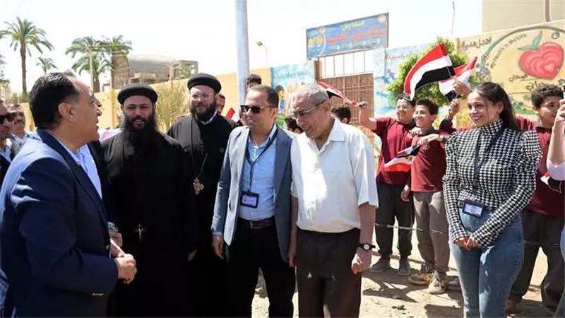 رئيس الوزراء يتوقف بالركاب أثناء توجهه لتفقد مستشفى منفلوط المركزي 