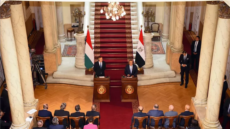 وزير الخارجية والهجرة يستقبل وزير الخارجية والتجارة المجري
