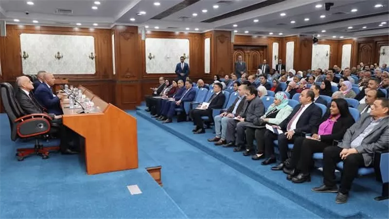  وزير الصناعة والنقل يبحث مع محافظي ومستثمري الأقصر وأسوان تحديات المناطق الصناعية 