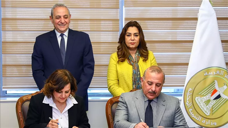 وزيرة التنمية المحلية ومحافظ الغربية يشهدان توقيع عقد إدارة وتشغيل محطة طنطا لإنتاج البيض