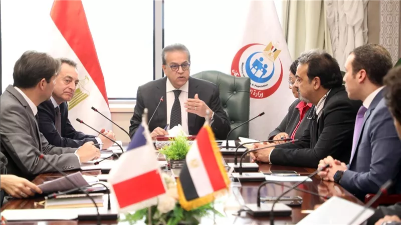 وزير الصحة يستقبل السفير الفرنسي بالقاهرة لبحث سبل التعاون فى مجال الرعاية الصحية