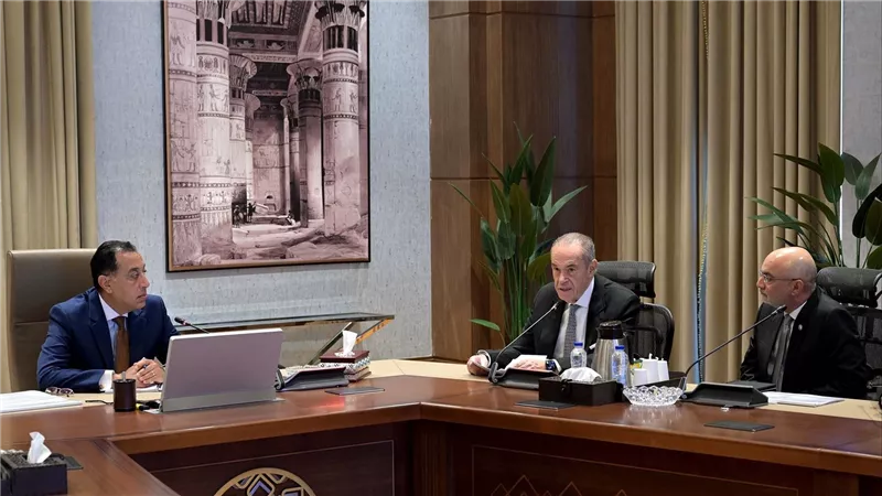 رئيس الوزراء يلتقي مسئولي مجموعة 