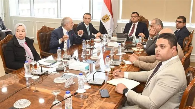 وزير الإسكان يلتقي مسئولي أحد المكاتب الاستشارية لاستعراض المشروعات ضمن 