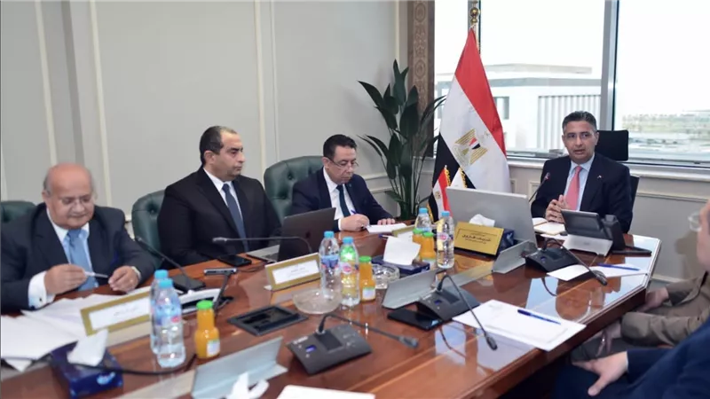 وزير التموين يؤكد على أهمية الرقابة على الذهب والمعادن الثمينة خلال اجتماع مع رئيس مصلحة الدمغة والموازين والجهات المعنية