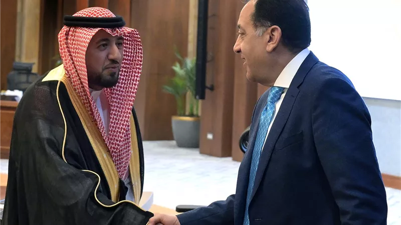 رئيس الوزراء يستقبل وفدًا من رجال الأعمال السعوديين لبحث فرص التعاون المشتركة