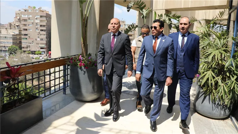 وزير الشباب والرياضة ومحافظ القاهرة يتفقدان بدء إنشاء ممشى رياضي بمدينة نصر 