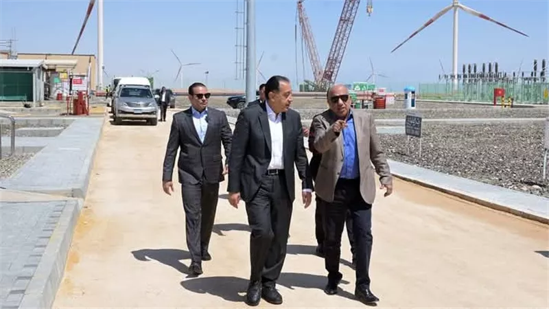 رئيس الوزراء يتفقد مزرعة توليد الكهرباء بقدرة ٦٥٠ ميجاوات