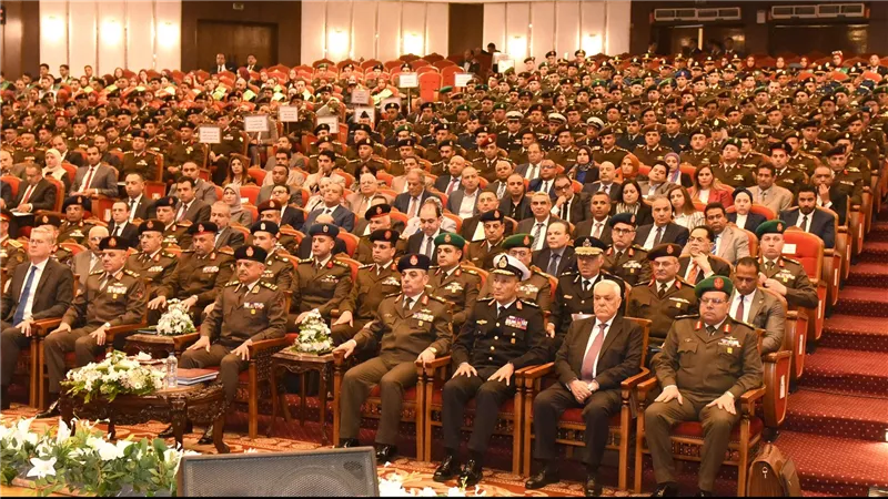 الفريق أول عبد المجيد صقر القائد العام للقوات المسلحة وزير الدفاع والإنتاج الحربى يشهد مناقشة البحث الرئيسى لهيئة عمليات القوات المسلحة