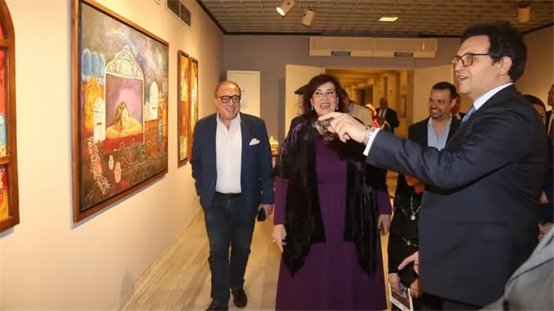 وزير الثقافة يتفقد عددًا من معارض الفنون التشكيلية احتفالًا باليوم العالمي للفن