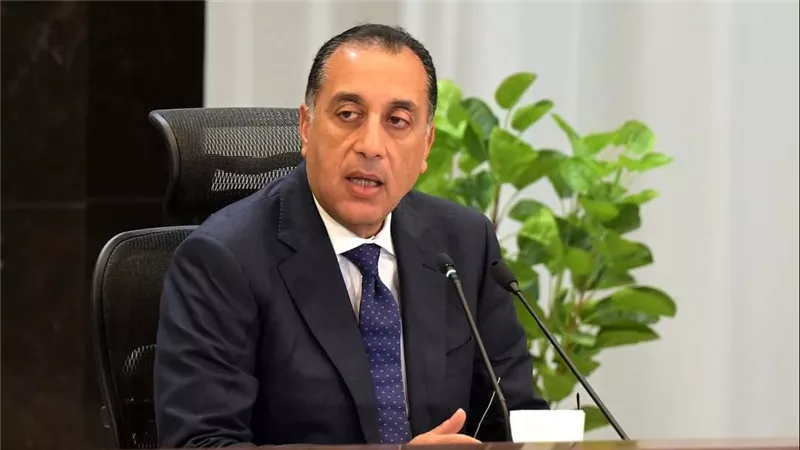 رئيس الوزراء يبدأ جولة تفقدية بعدد من المصانع بالعاشر من رمضان