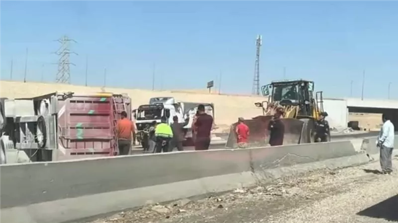كثافات مرورية بسبب انقلاب سيارة نقل محملة بالرمال على الطريق الأوسطى