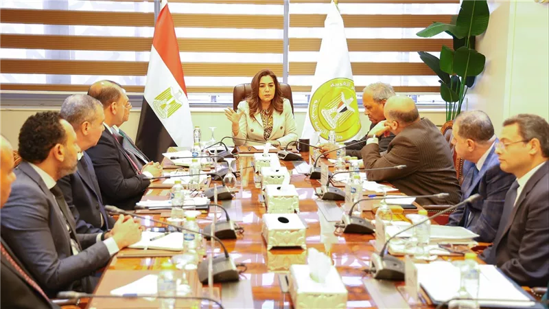 وزيرة التنمية المحلية تتابع مع قيادات الوزارة الموقف التنفيذي لمشروعات الخطة الاستثمارية وعدد من الملفات