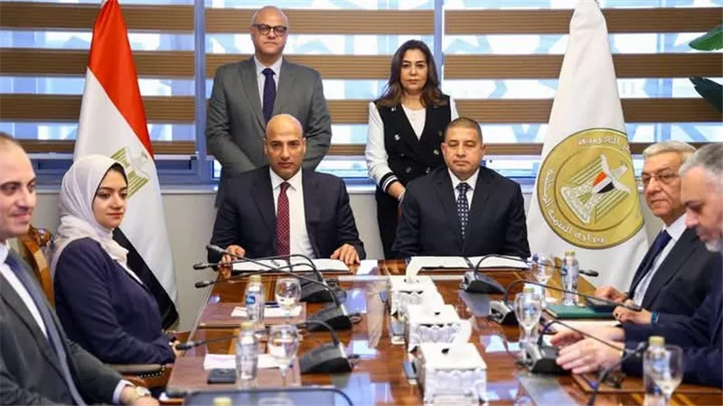 وزيرة التنمية المحلية ومحافظ القليوبية يشهدان توقيع عقد لتأجير وحق الانتفاع لمشروع الـ30 مليون بيضة بالخانكة