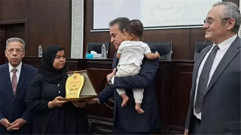 وزير الصحة يكرم شهيدي الواجب الدكتور علي صلاح وصلاح صفوت