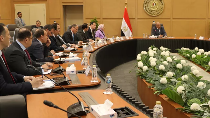 وزير الكهرباء يواصل مراجعة الإجراءات الخاصة بتأمين التغذية الكهربائية خلال فصل الصيف