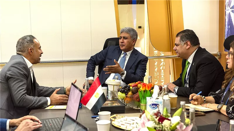 وزير السياحة والآثار يستكمل لقاءاته المهنية بدبي بعقد اجتماع مع المدير الإقليمي لشركة جوجل مصر
