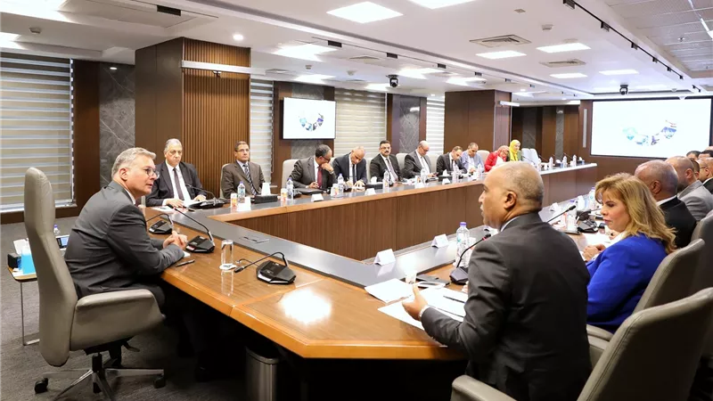 وزير البترول والثروة المعدنية يلتقي مع وفد النقابة العامة للعاملين بالبترول