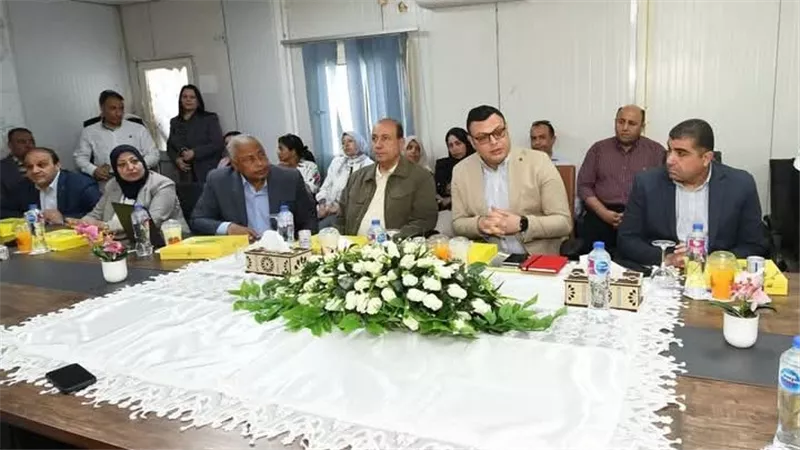 وزير الإسكان يعقد اجتماعًا مع الشركات العاملة بحدائق تلال الفسطاط لمتابعة الموقف التنفيذي للمشروع
