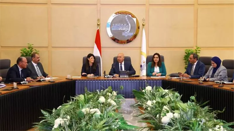الوزير يتابع مع عدد من الوزراء والمحافظين الموقف التنفيذي لمشروعات التنمية الصناعية