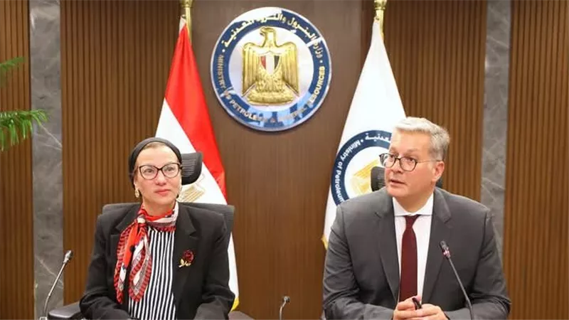 وزيرا البترول والبيئة يناقشان سبل خفض الانبعاثات الكربونية في مصر