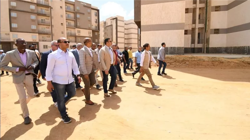 وزير الإسكان يتفقد مشروع 