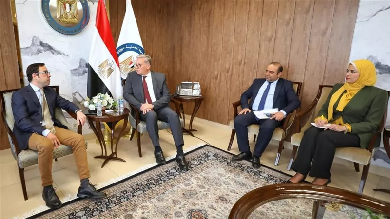 وزير البترول يعقد اجتماعًا مع شركة 