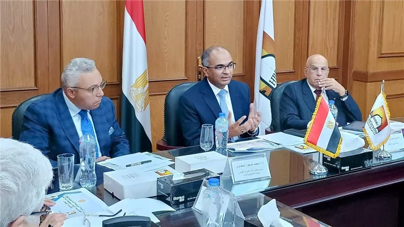 نائب وزير الإسكان يعقد اجتماعًا مع اللجنة التنسيقية العليا لتحديث منظومة أكواد مياه الشرب والصرف الصحي
