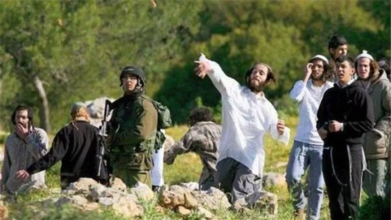 مستوطنون يحتجزون 3 صحفيين وناشط في 