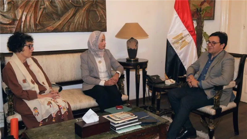 وزير الثقافة يبحث مع 