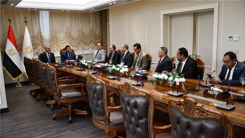 وزير الشباب والرياضة يستقبل رئيس الاتحاد الدولي للسلاح ويكرّمه: دعم مستمر للكوادر المصرية وتعزيز التعاون الدولي