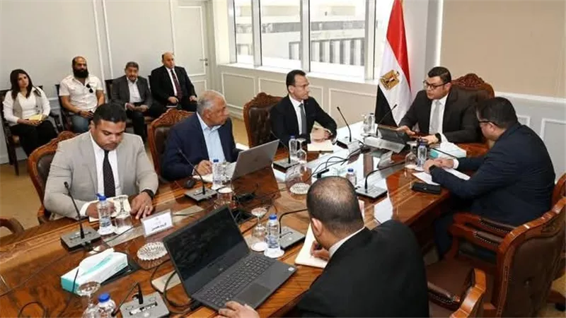 وزير الإسكان يعقد اجتماعًا لمتابعة الموقف التنفيذي لـ