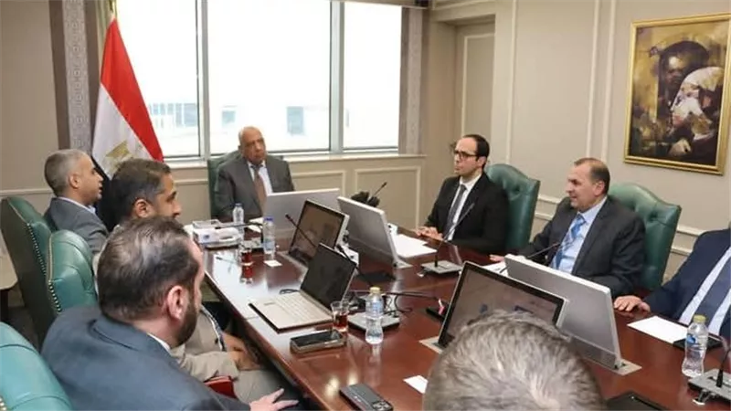  وزير الكهرباء يجتمع بمسئولي شركة 